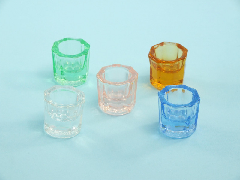 Kleurrijke glazen voor medicijnen