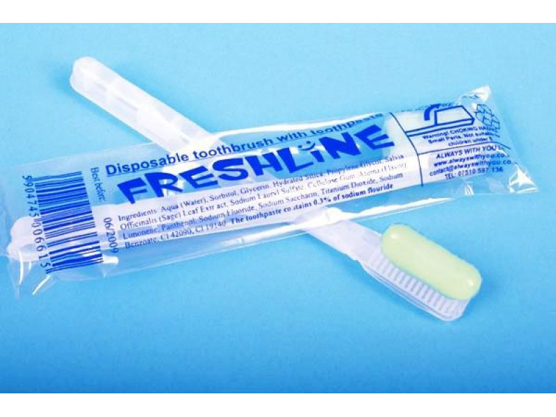 Een wegwerptandenborstel met een portie tandpasta